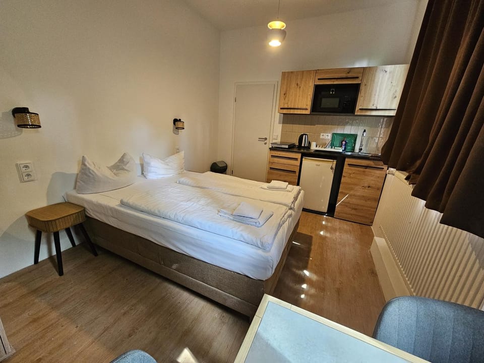 Bed, Kitchen or kitchenette, Photo of the whole room, Bedroom, stove