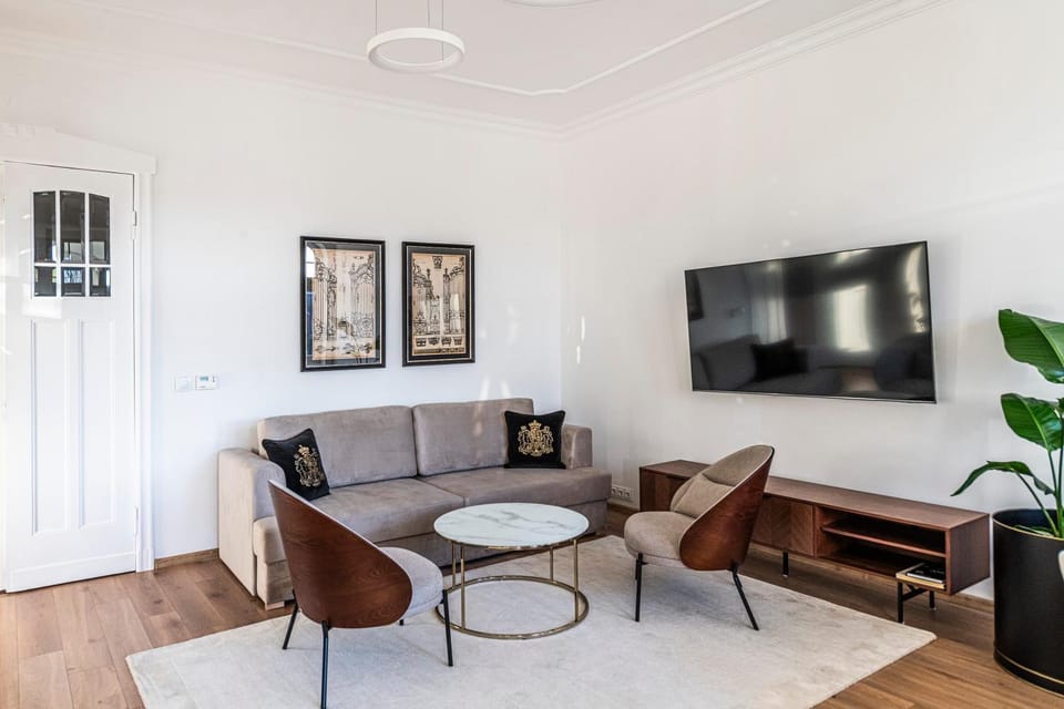 TV and multimedia, Living room, Seating area, Evening entertainment