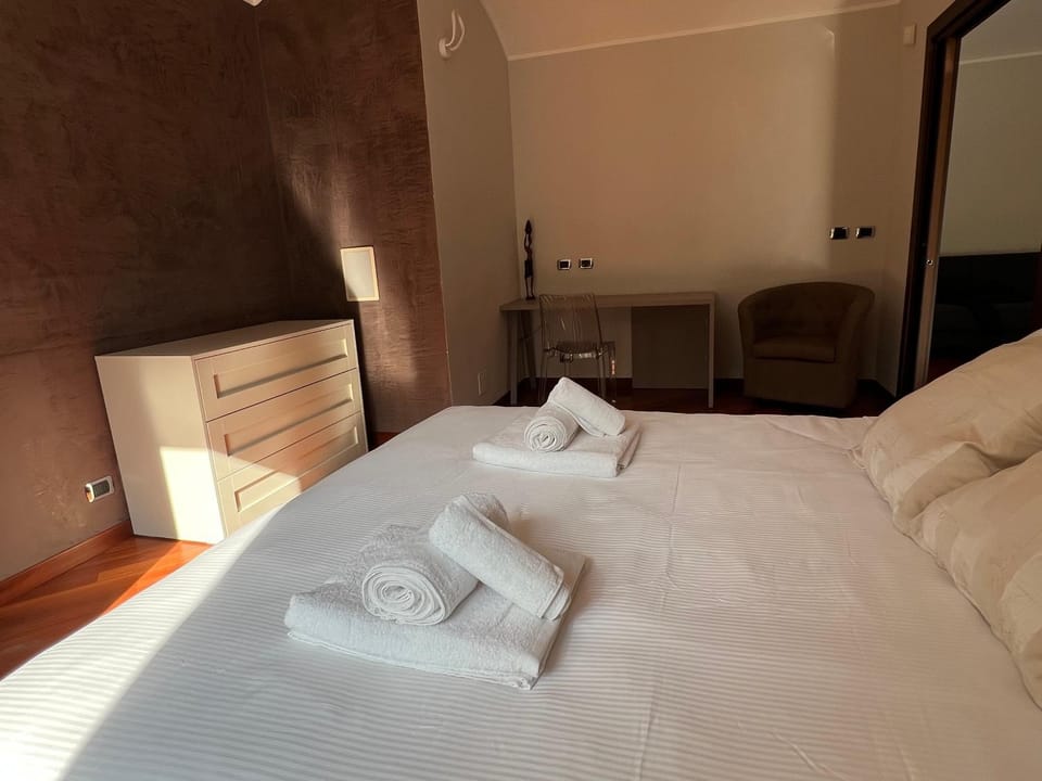 Bed, Photo of the whole room, Bedroom, towels