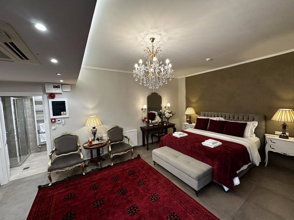 Toilet, Bed, Dining area, Bedroom