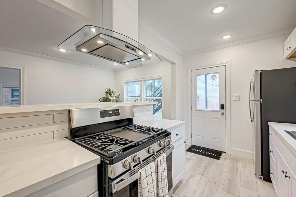 Kitchen or kitchenette, dishwasher, oven, pet friendly, stove, toaster
