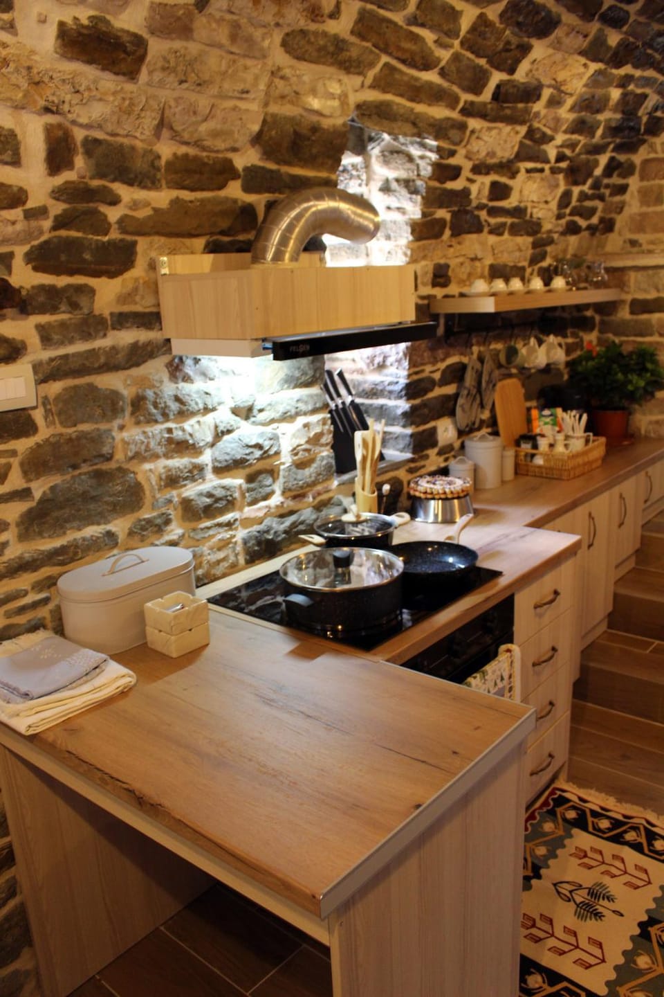 Kitchen or kitchenette, Food and drinks