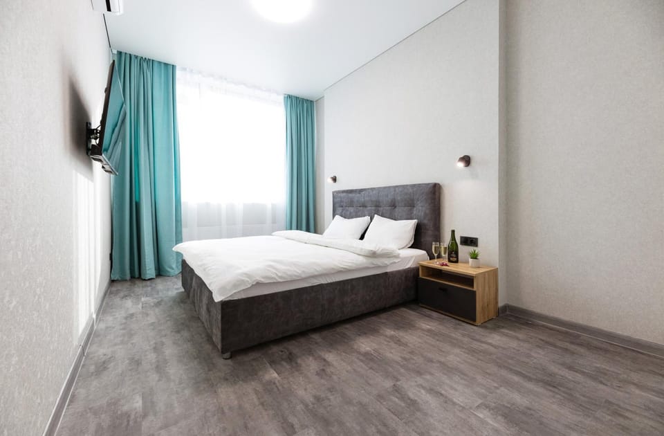 Bed, TV and multimedia, Photo of the whole room, Bedroom