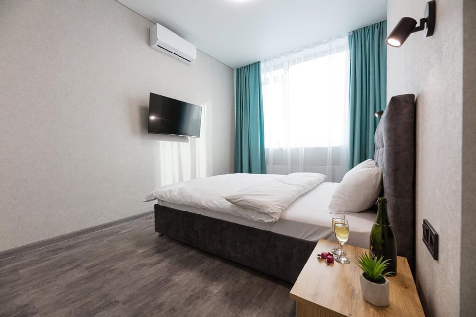 Bed, TV and multimedia, Photo of the whole room, Bedroom, air conditioner