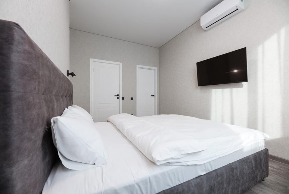 Bed, TV and multimedia, Photo of the whole room, Bedroom, air conditioner