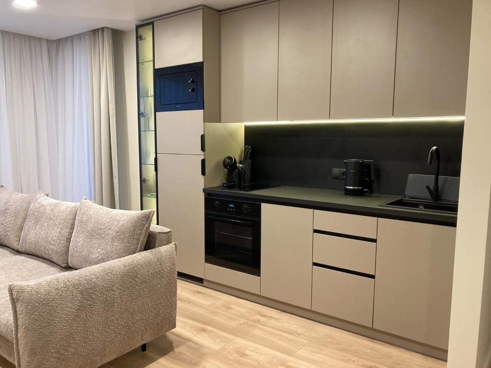 Coffee/tea facilities, Kitchen or kitchenette, Seating area, stove