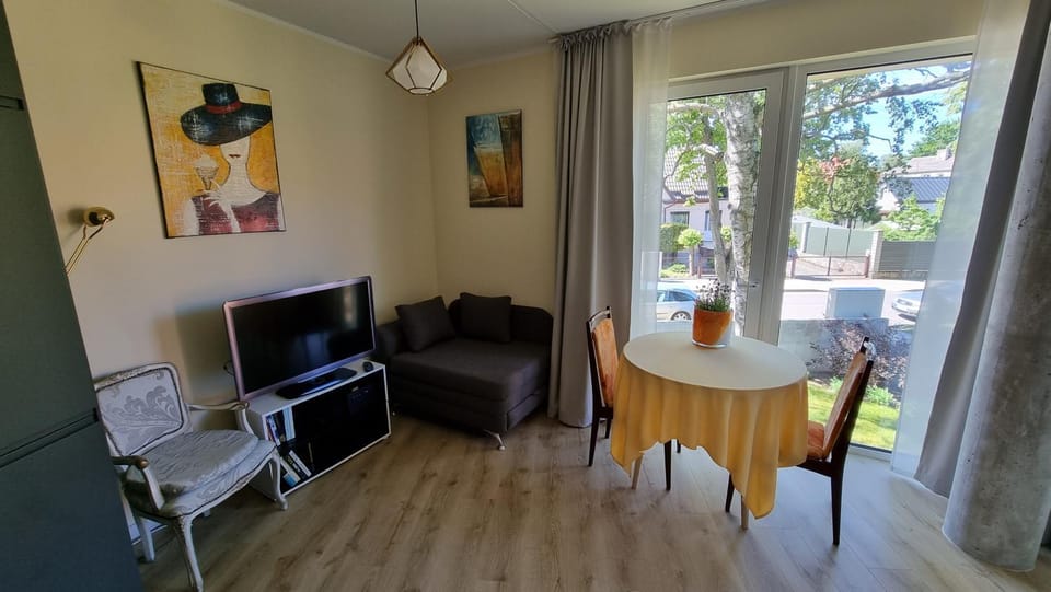 TV and multimedia, Seating area, Dining area