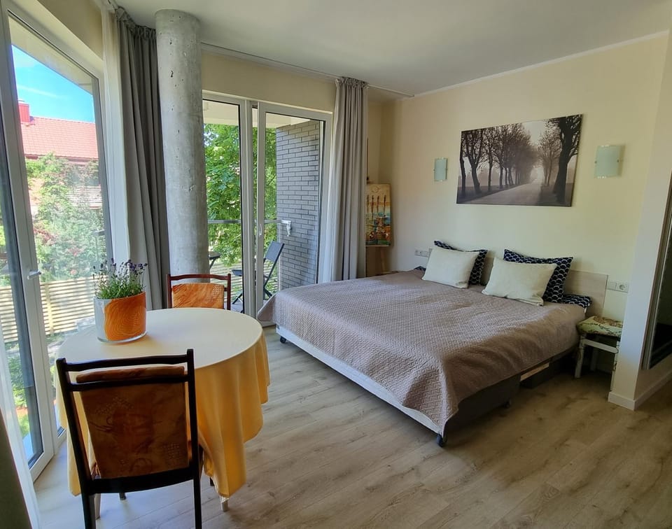 Bed, Living room, Photo of the whole room, Seating area