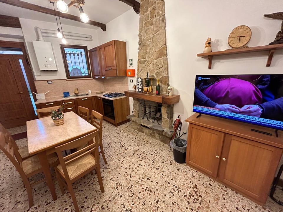 TV and multimedia, Kitchen or kitchenette, Living room, Dining area, stove