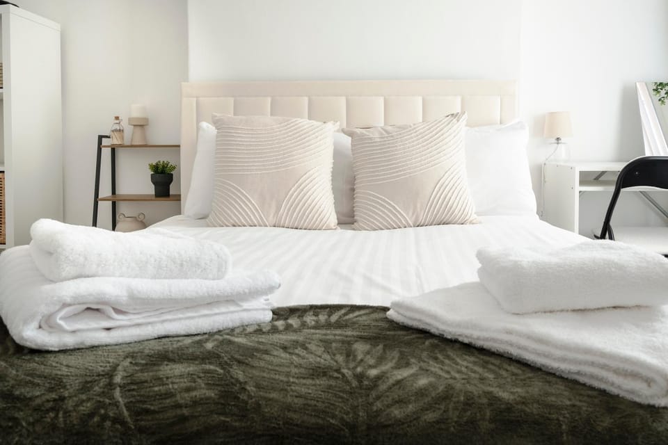 Bed, Bedroom, towels