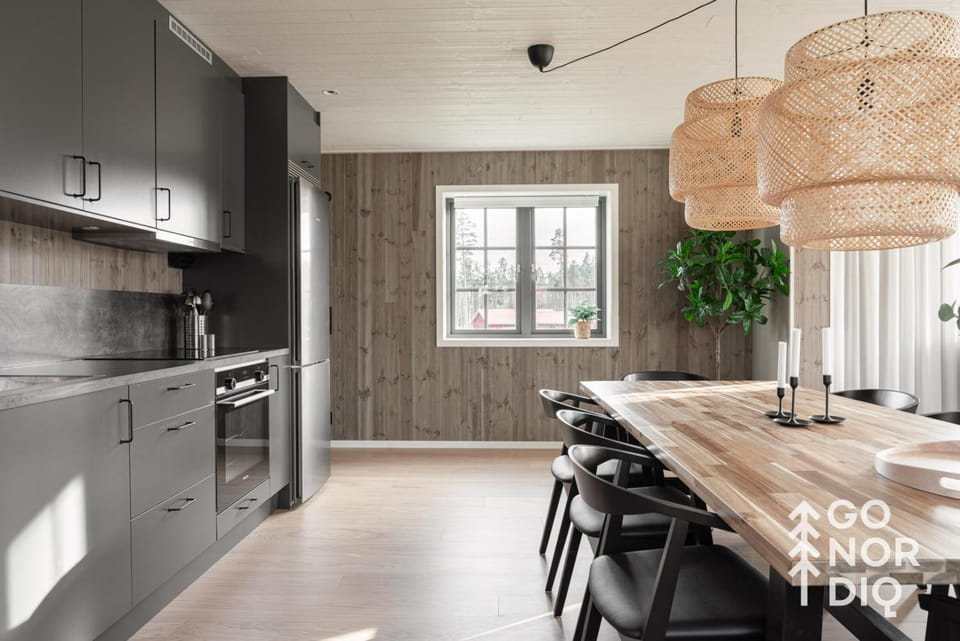 Kitchen or kitchenette, Dining area, oven