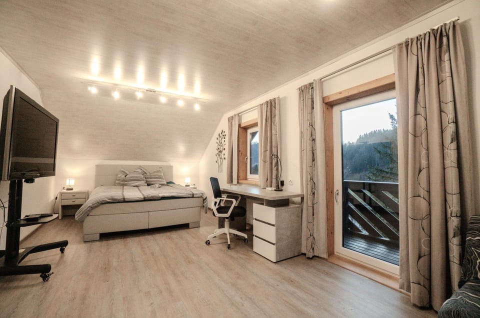 Bed, TV and multimedia, Balcony/Terrace, Seating area, Bedroom, Mountain view, River view
