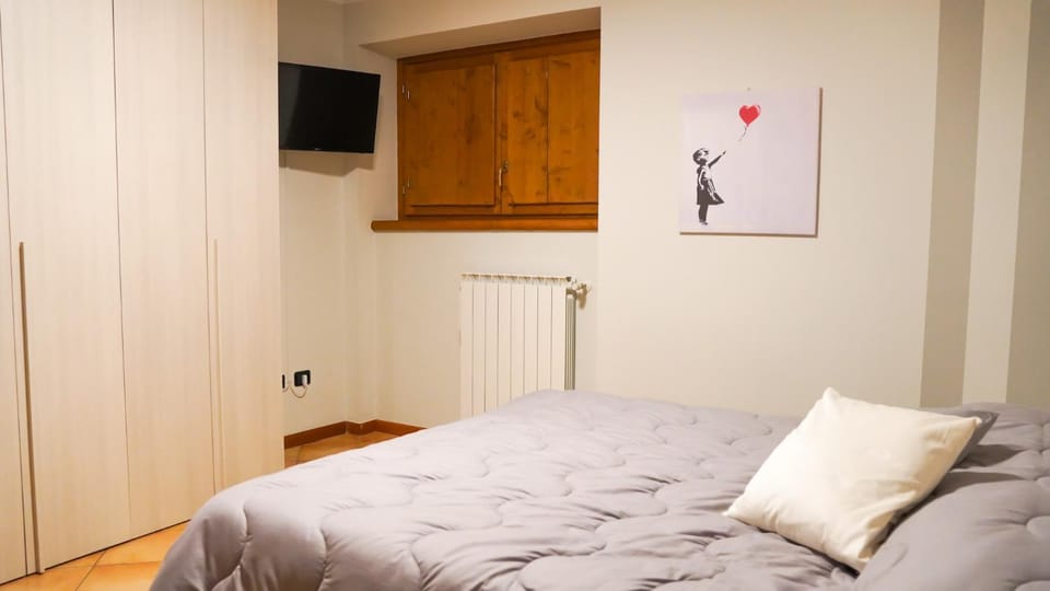 Bed, TV and multimedia, Bedroom, wardrobe