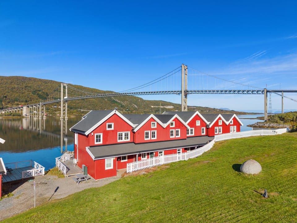 Property building, Facade/entrance, Natural landscape, Garden, View (from property/room), Landmark view, River view