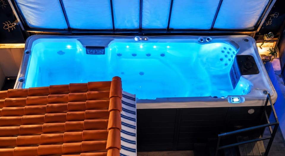 Hot Tub, Swimming pool