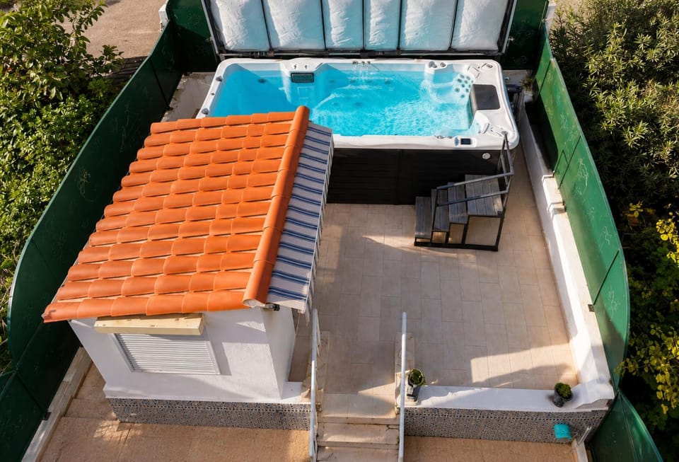 Patio, Patio, Hot Tub, Swimming pool