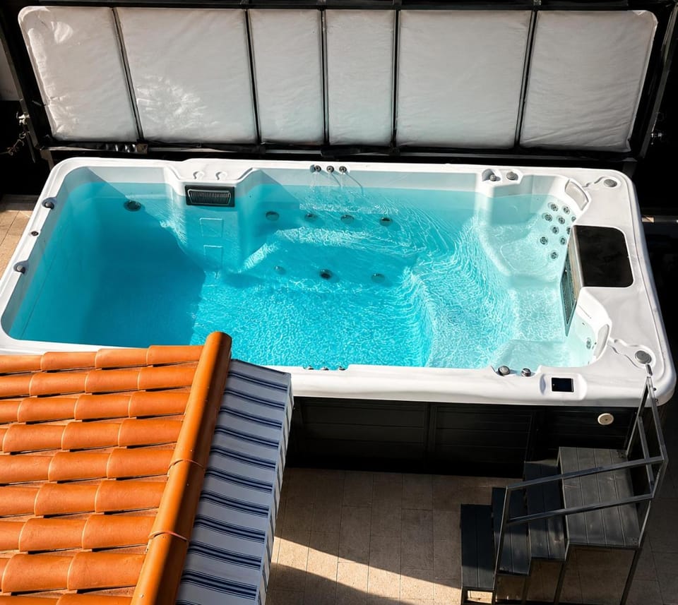 Hot Tub, Swimming pool