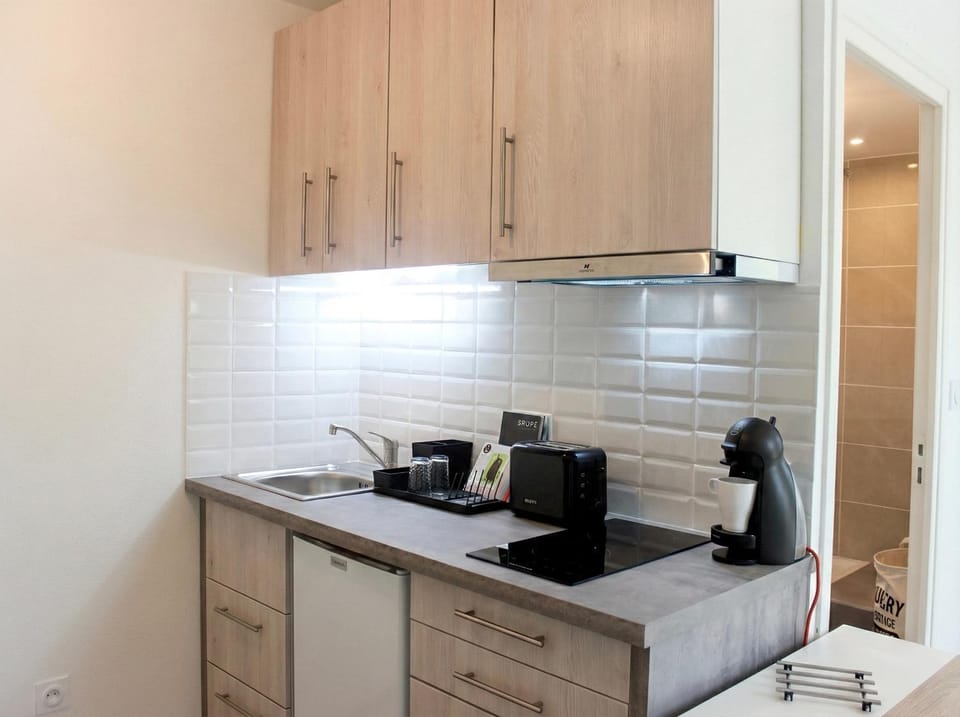 Coffee/tea facilities, Kitchen or kitchenette, stove, toaster