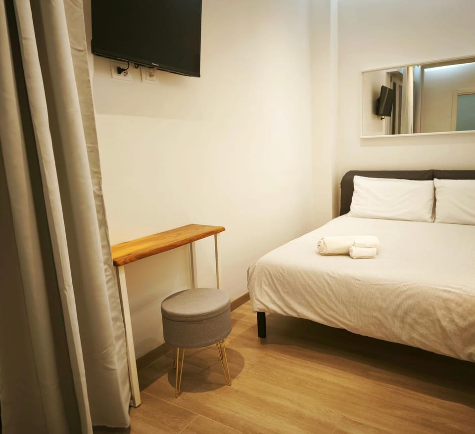 Bed, TV and multimedia, Bedroom