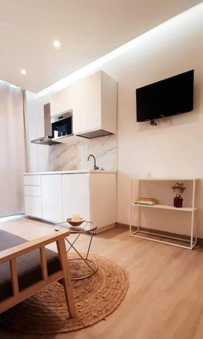 TV and multimedia, Kitchen or kitchenette, minibar, stove