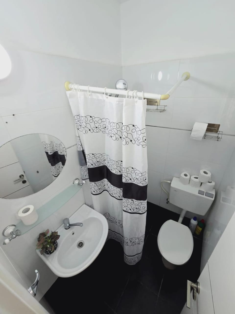 Shower, Toilet