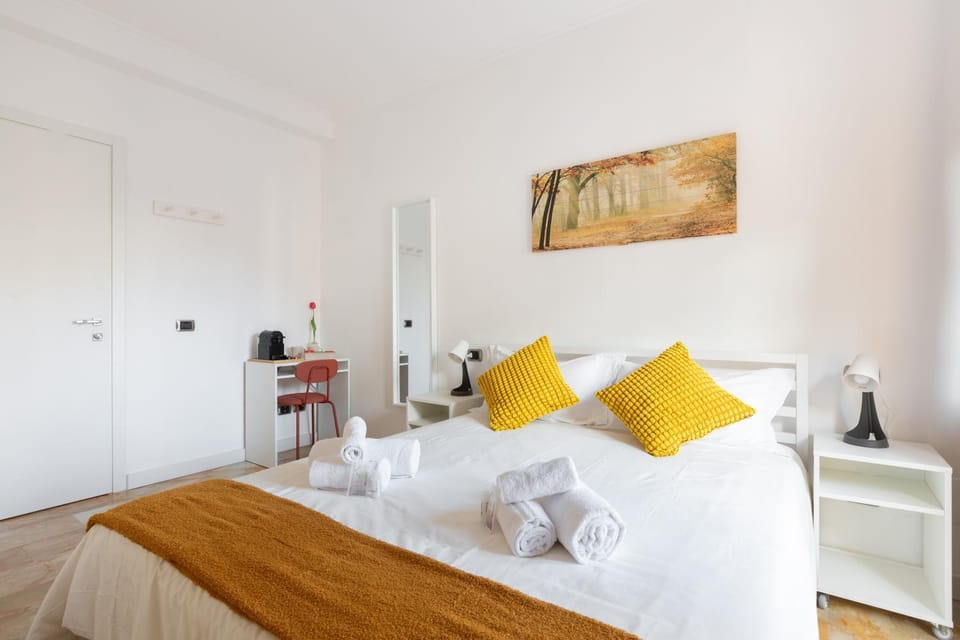 Bed, Photo of the whole room, towels