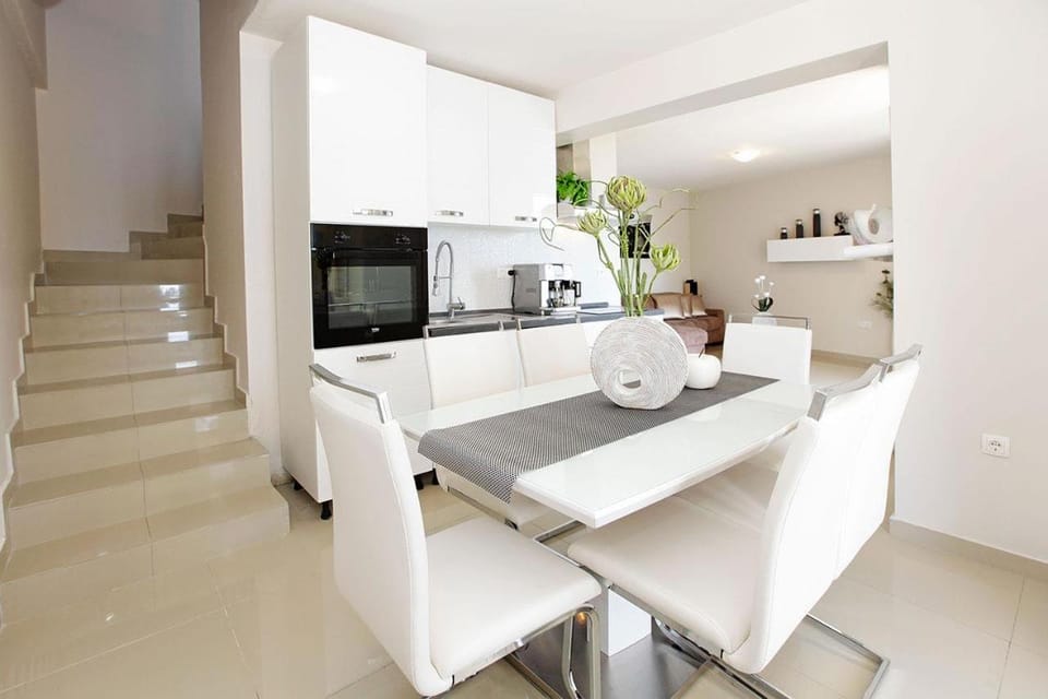 Kitchen or kitchenette, Dining area, oven