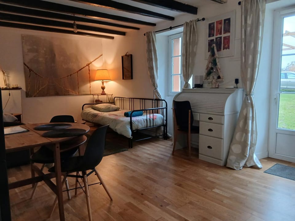 Bed, Seating area