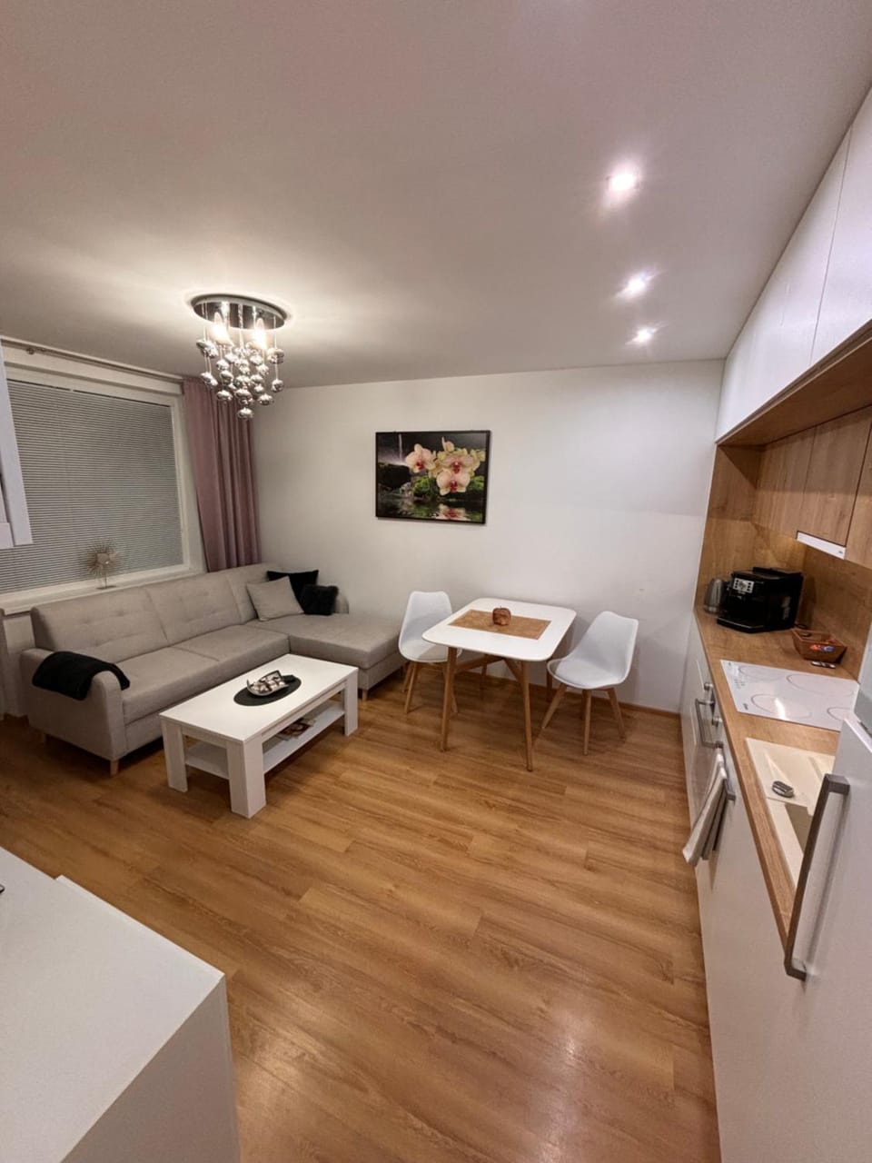TV and multimedia, Kitchen or kitchenette, Living room, Seating area