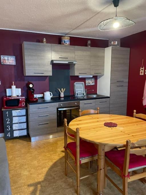 Kitchen or kitchenette, Dining area, oven, stove