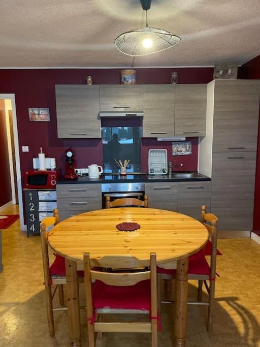 Kitchen or kitchenette, Dining area, oven, stove