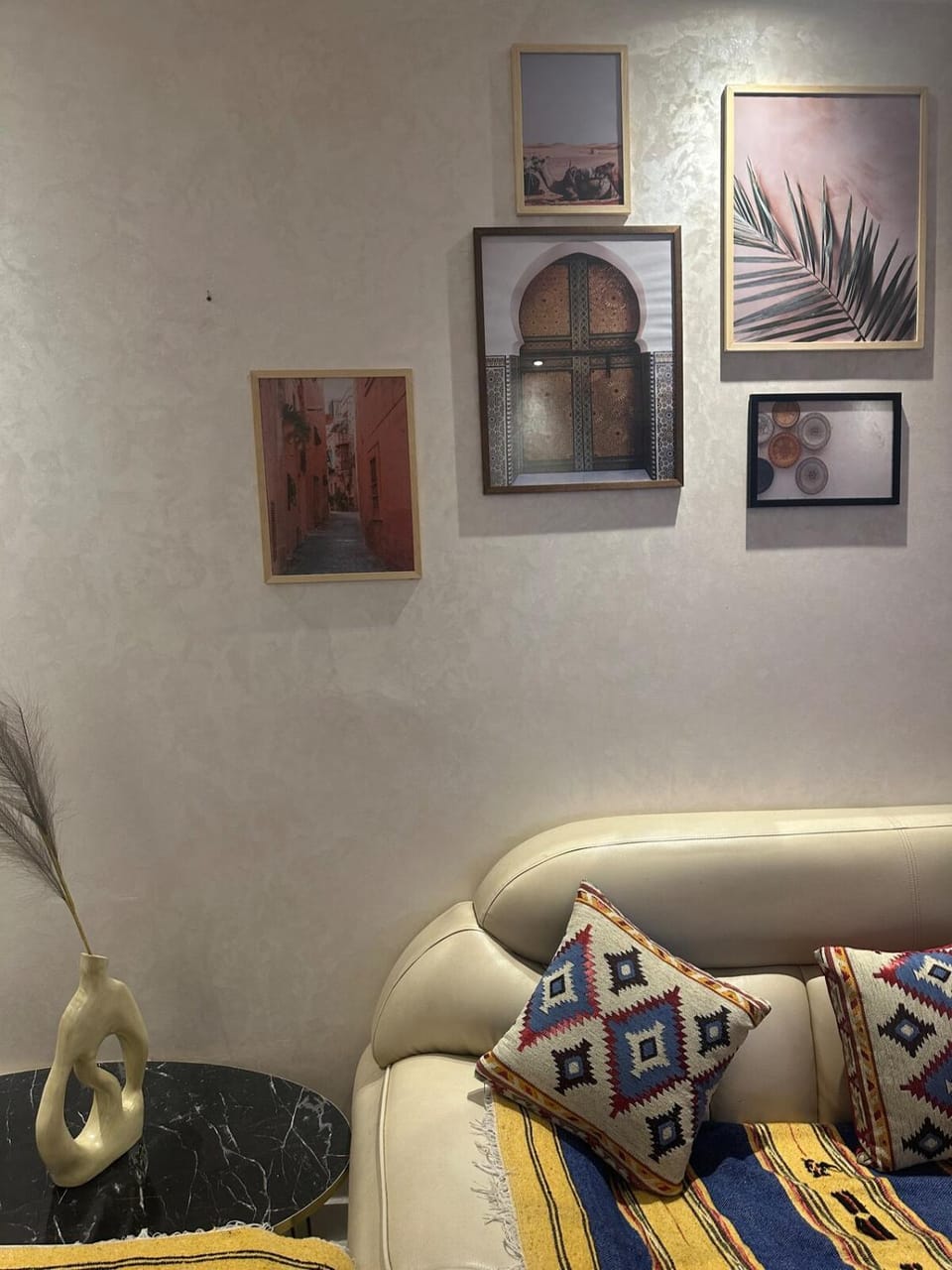 Living room, Photo of the whole room, Decorative detail, Seating area
