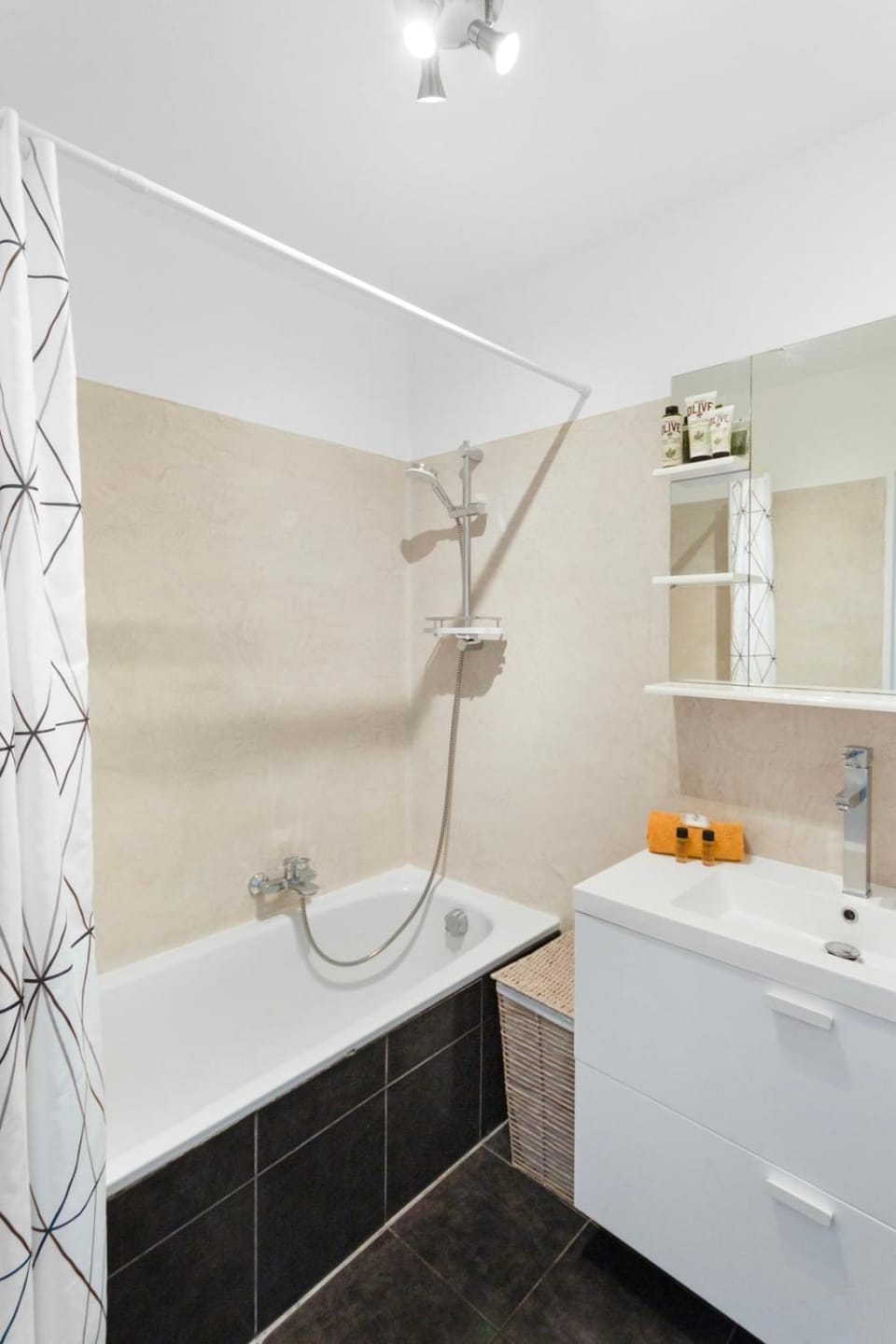 Le Radieux - Spacious - Bright - Car park - Peaceful Apartment in Antibes