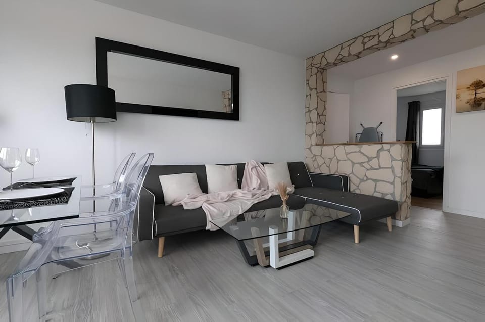 Communal lounge/ TV room, Living room, Seating area, Dining area, Meals, furniture, internet