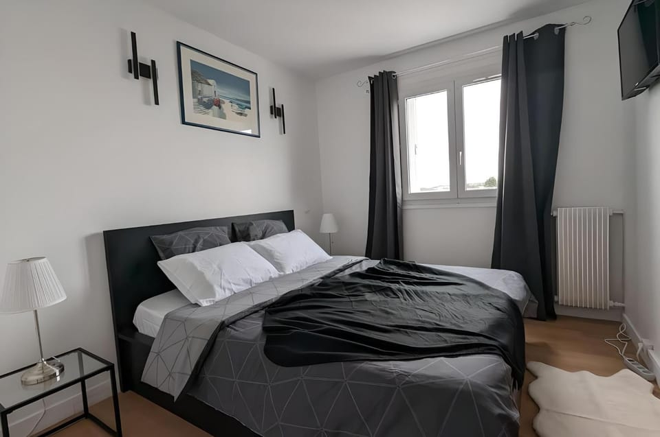 Bed, TV and multimedia, Photo of the whole room, Bedroom
