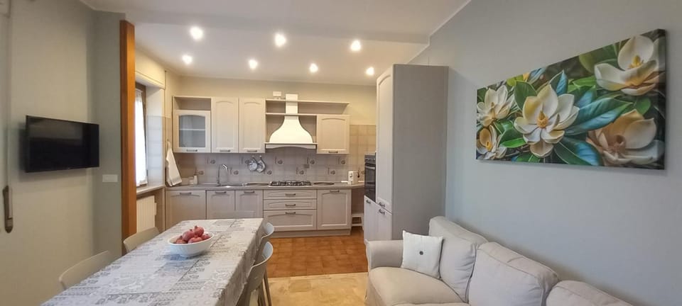 Kitchen or kitchenette, Living room, Seating area, Dining area, stove