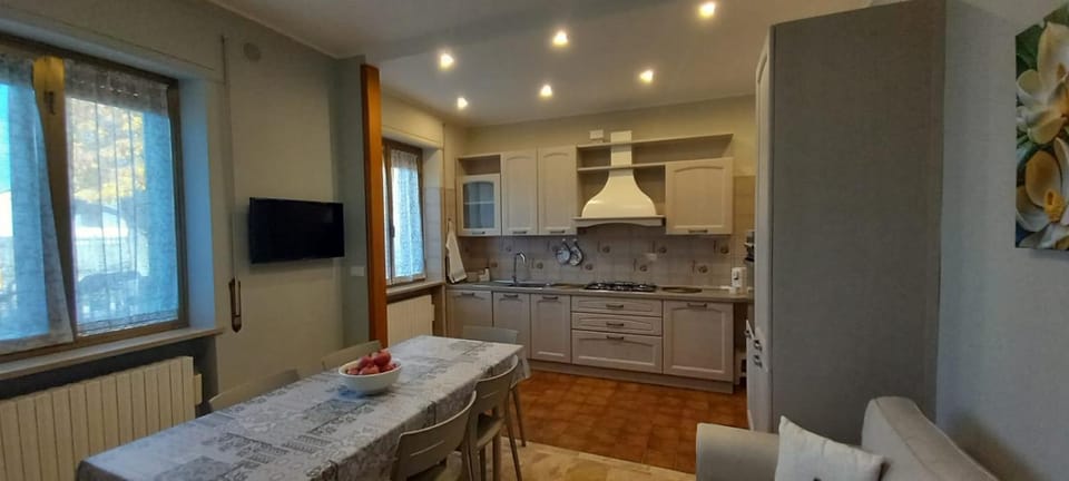 TV and multimedia, Kitchen or kitchenette, Dining area, stove