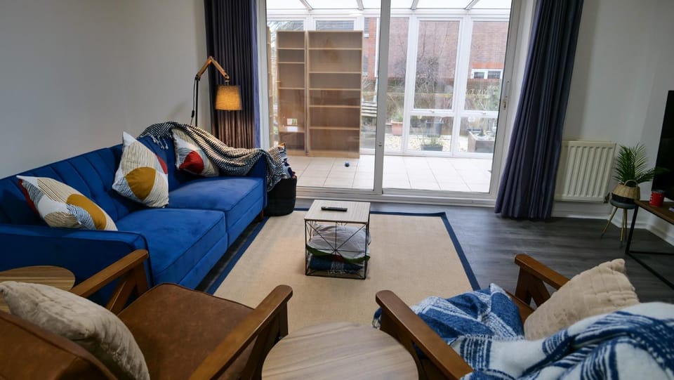 Bed, Living room, Photo of the whole room, Seating area, Bedroom