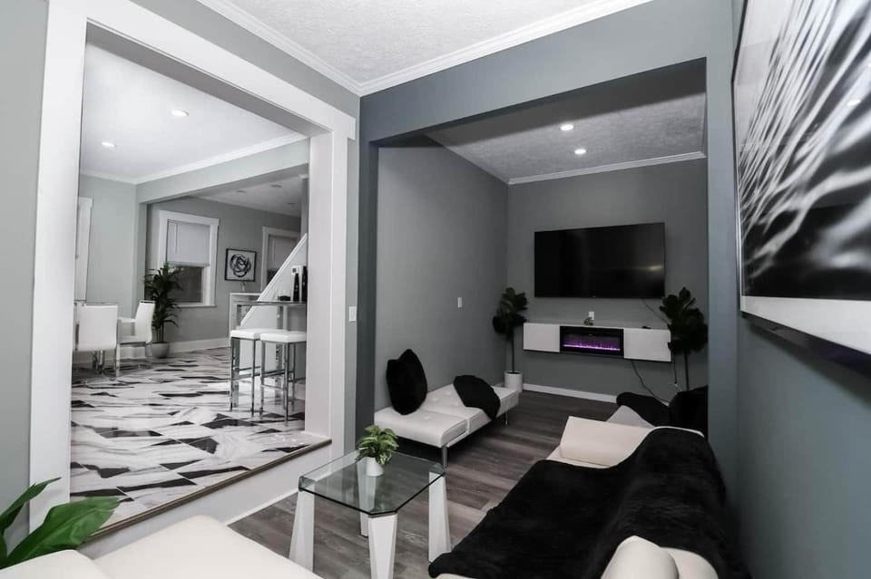 Modern Luxury in Tremont - 6Bed 3bath Fee parking House in Cleveland Heights