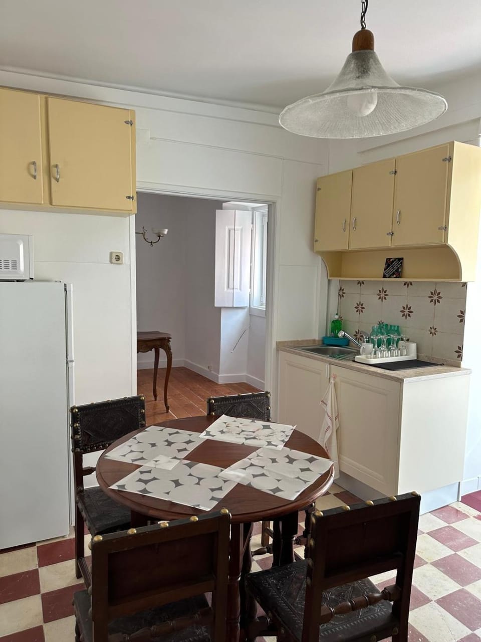 Kitchen or kitchenette, Dining area