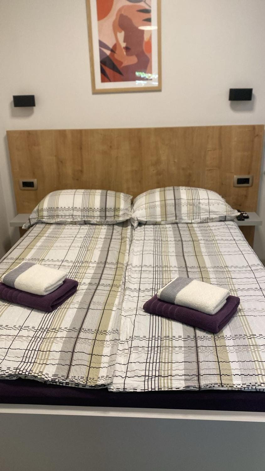 Bed, Bedroom, towels
