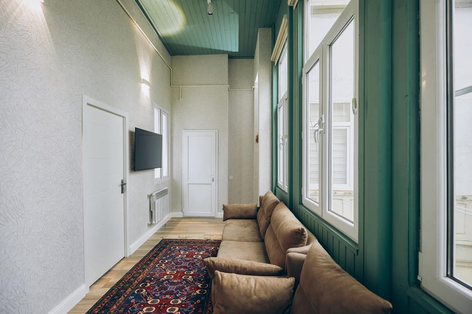 TV and multimedia, Living room, Seating area, Evening entertainment