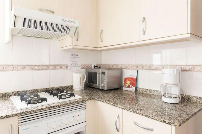 Coffee/tea facilities, Kitchen or kitchenette, oven, stove, toaster