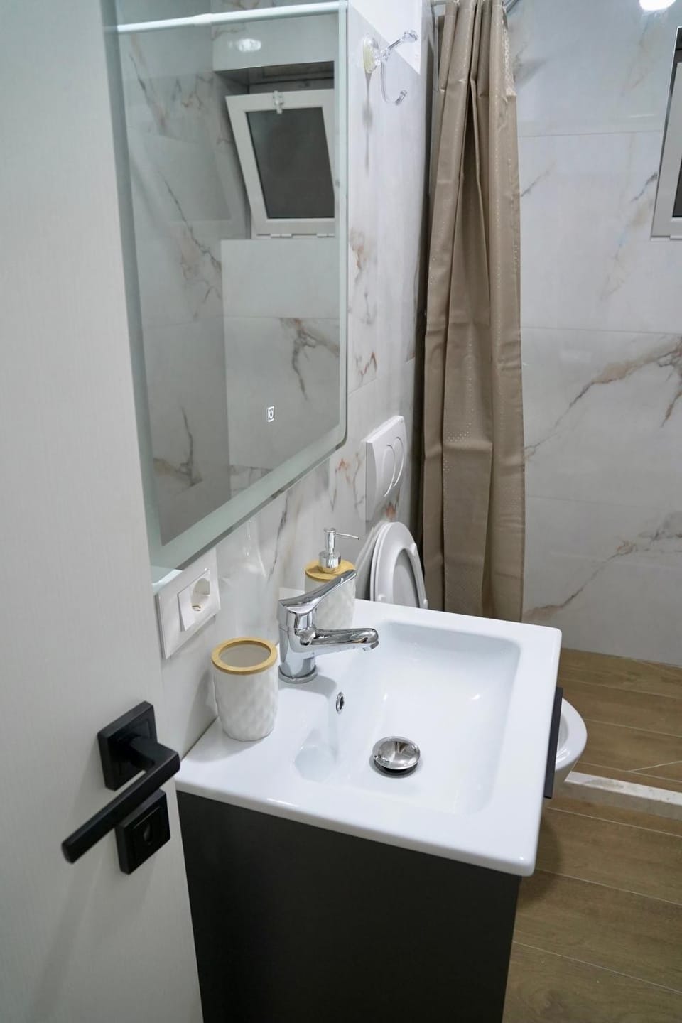 Arni's Apartments Bed and Breakfast in Tirana