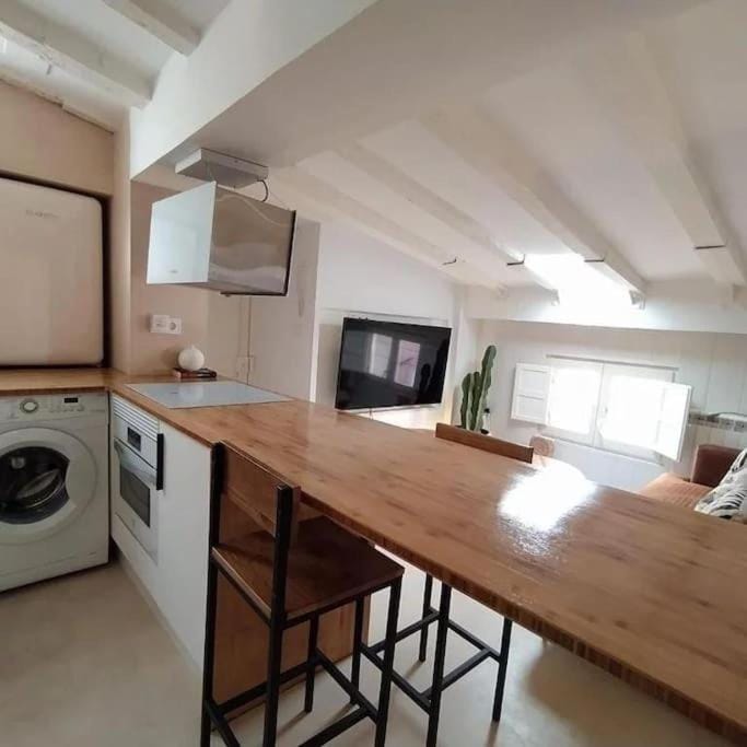 Kitchen or kitchenette, oven, washing machine
