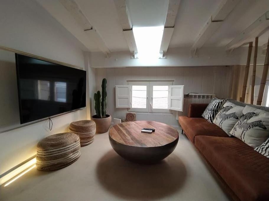 TV and multimedia, Living room, Evening entertainment