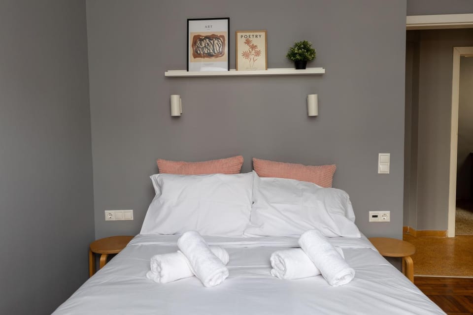 Bed, Photo of the whole room, Bedroom, towels
