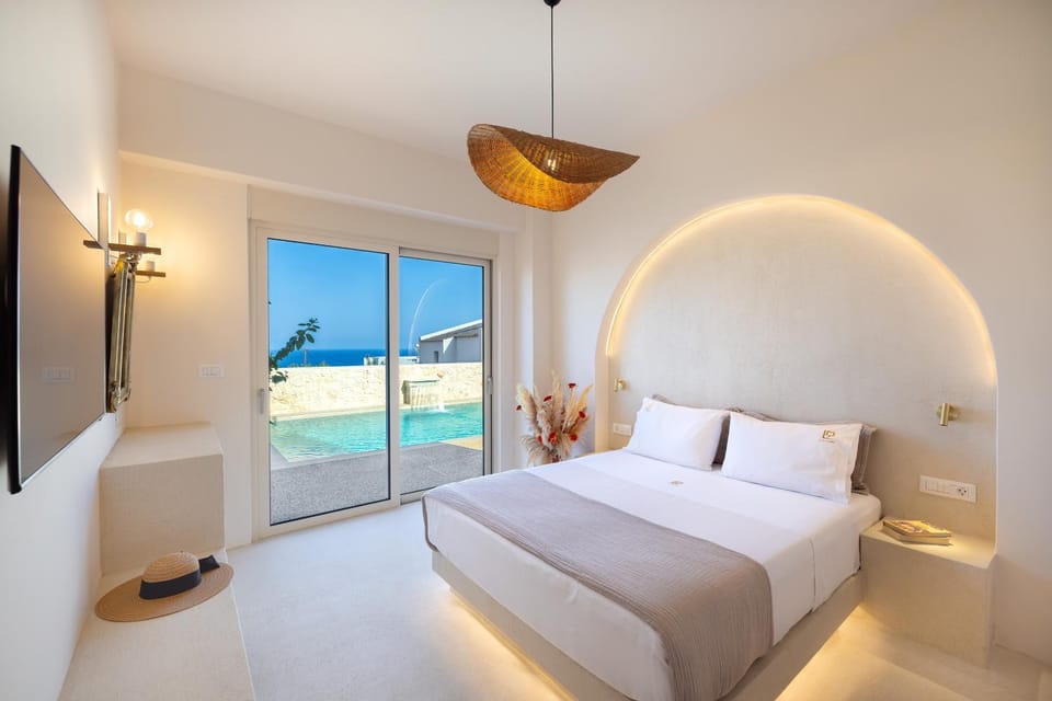 Bed, TV and multimedia, Bedroom, Pool view, Swimming pool