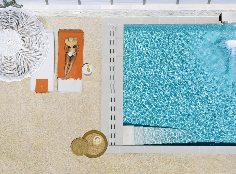 Swimming pool, sunbed, towels