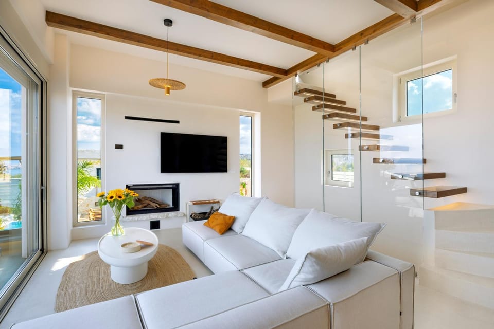 TV and multimedia, View (from property/room), Living room, Seating area, Evening entertainment, City view, Sea view, fireplace